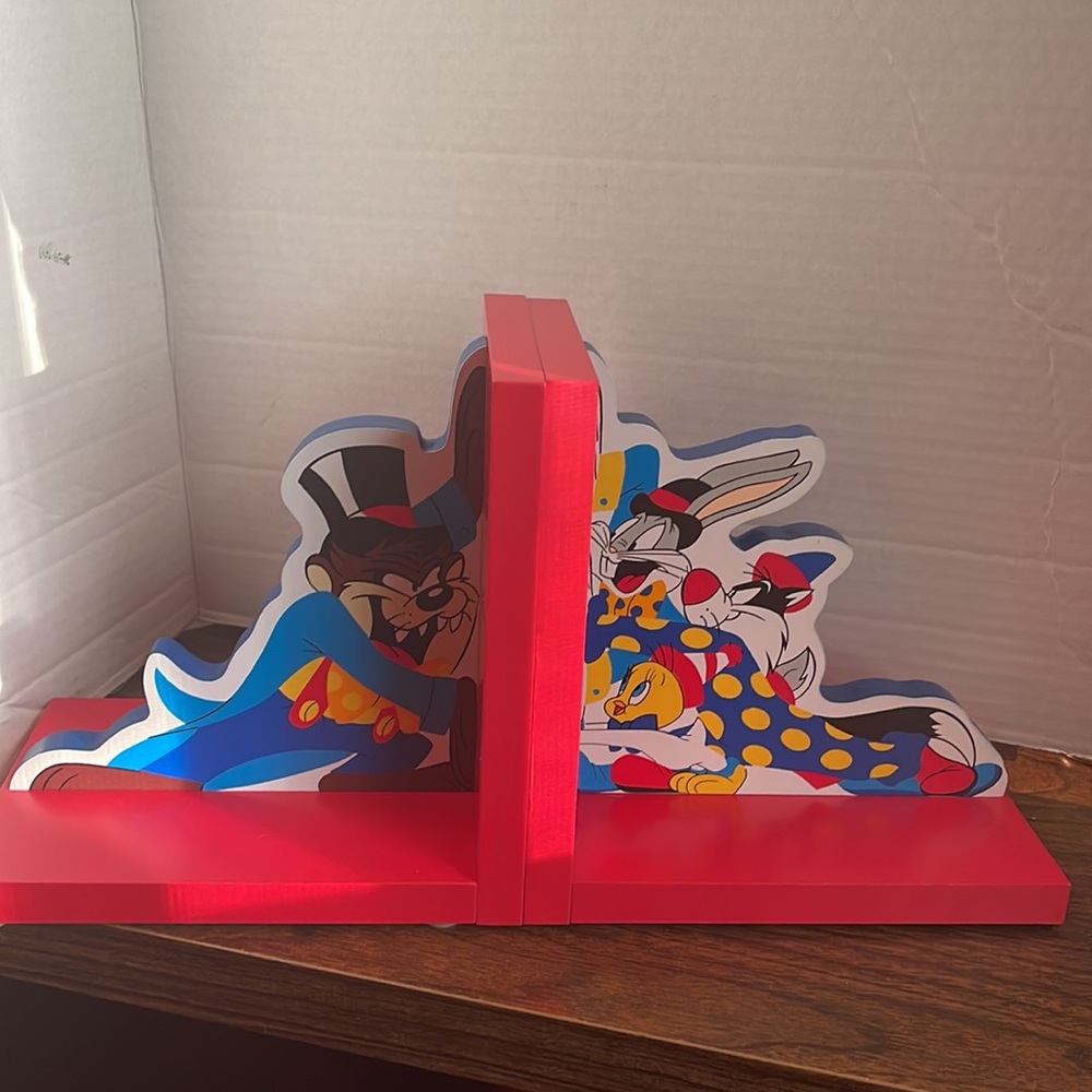 NWOT Warner Brothers Looney Tunes bookends. Bugs, Taz, Tweety & Sylvester. NW…